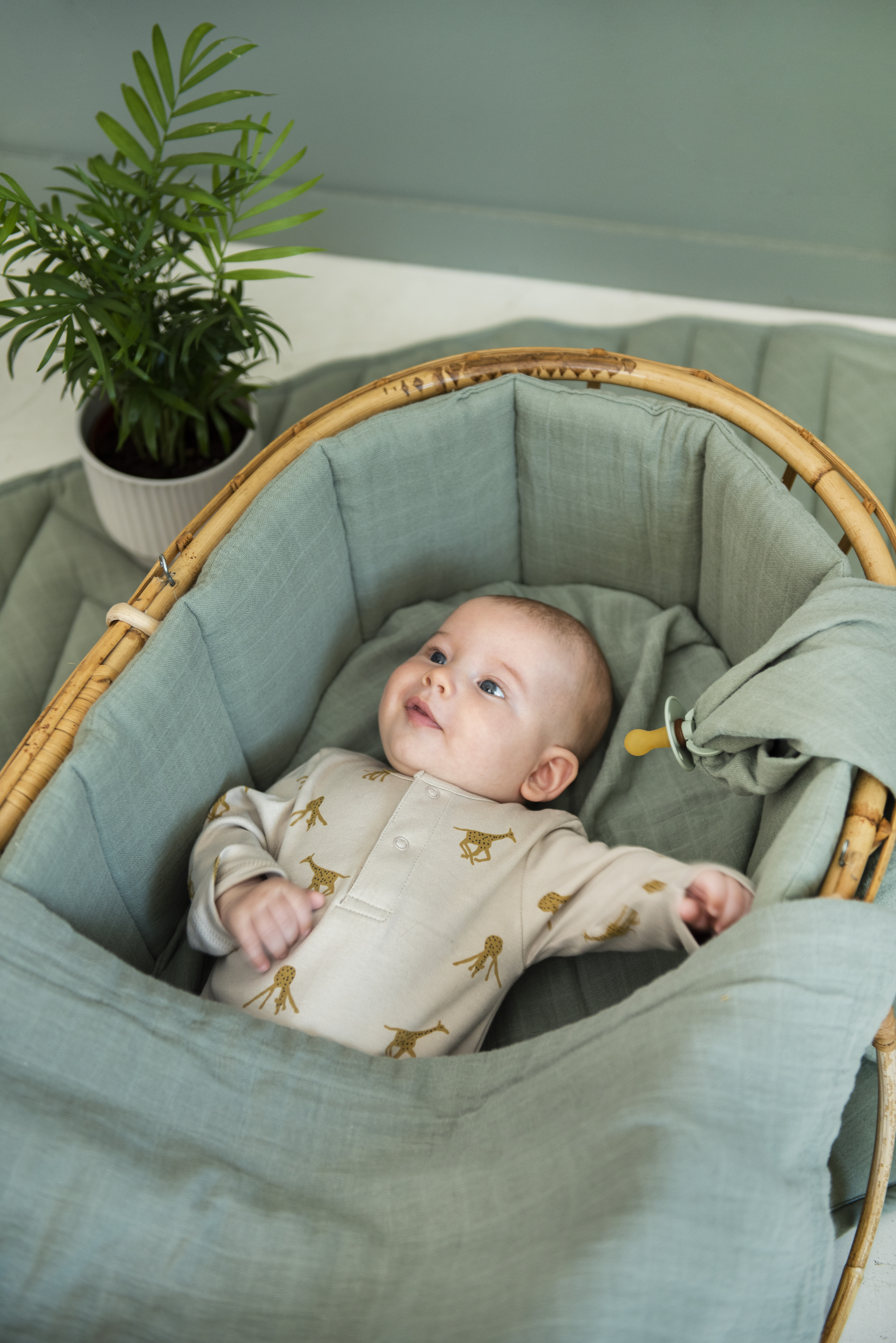 Baby in een Groovy Giraffe onesie